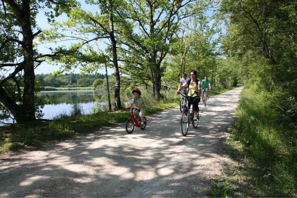 Balade en vélo en famille lors de votre séjour au camping l'Entre-Deux à Châtillon-sur-Cher