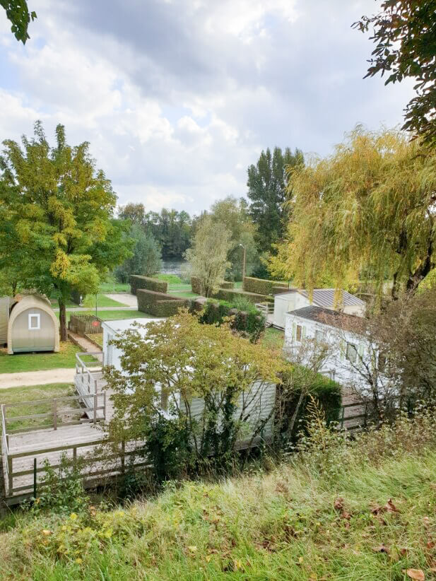 Vue en hauteur du camping l'Entre-Deux, en région centre-Val de Loire