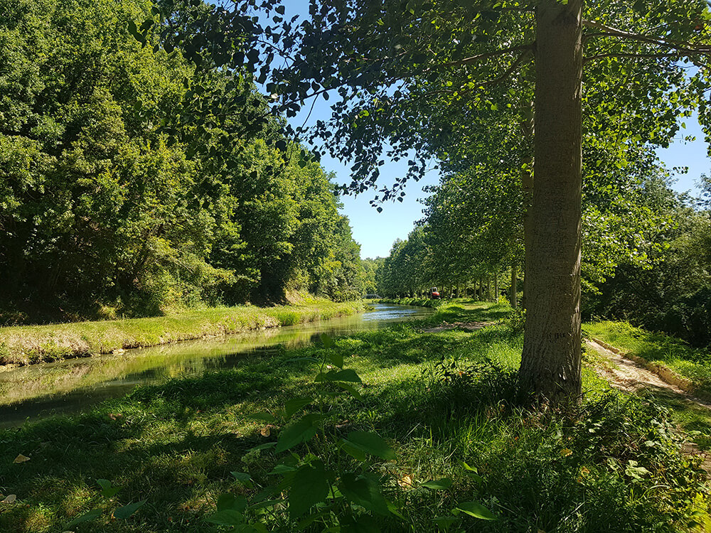 Camping dans le Val de Loire niché dans un théâtre de verdure. Le canal du Berry