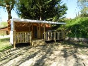 Terrasse extérieure de la cabane enchantée, hébergement du camping l'Entre-Deux dans le Val de Loire