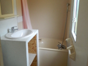 Salle de bain du mobil-home Standard en location au camping l'Entre-Deux proche des châteaux de la Loire