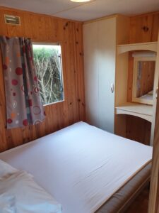 Chambre adulte du mobil-home Standard en location au camping l'Entre-Deux, proche des châteaux de la Loire