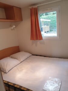Chambre double du mobil-home Premium 4 places en location au camping l'Entre-Deux, dans le Val de Loire