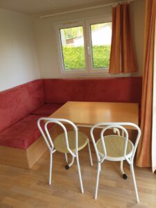 Salle à manger du mobil-home Premium 4 places en location au camping l'Entre-Deux, en région Centre-Val de Loire