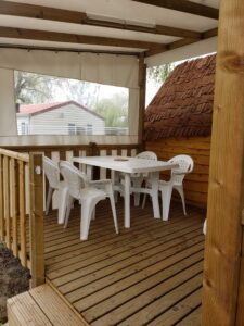 terrasse avec salon de jardin