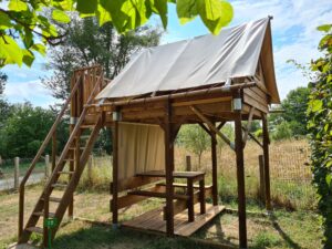 Tente bivouac sur pilotis