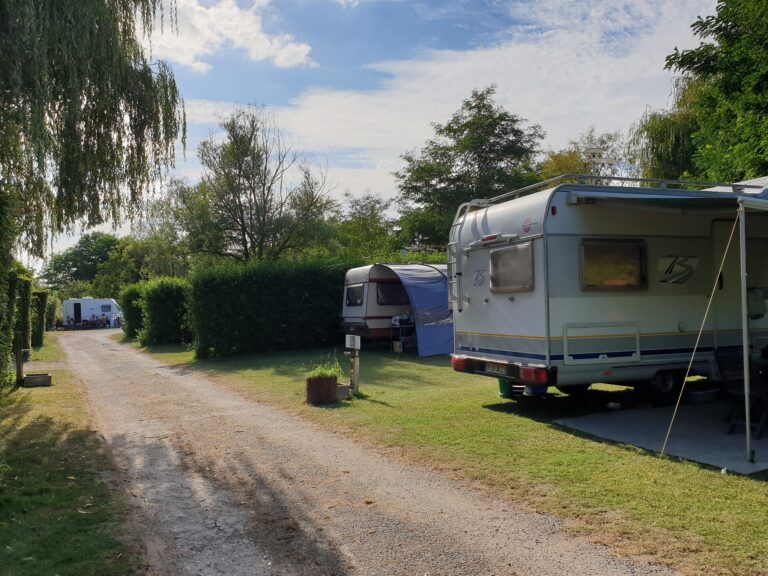Emplacement double au camping L'Entre-Deux