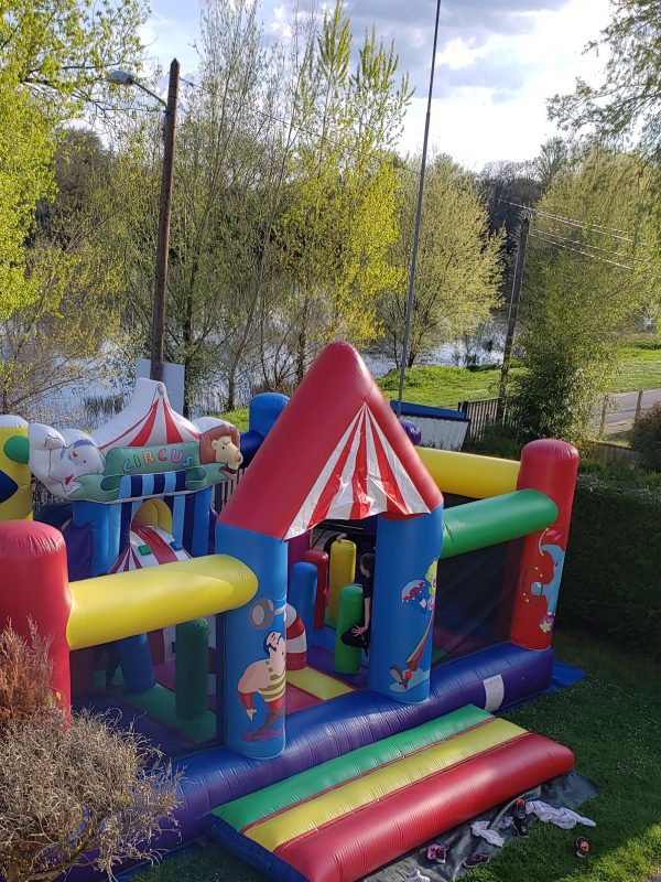 CHATEAU GONFLABLE CAMPING L'ENTRE DEUX